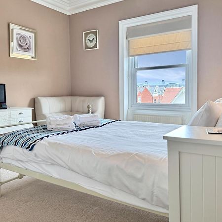 Apartment Victoria With Free Parking Скарборо Экстерьер фото