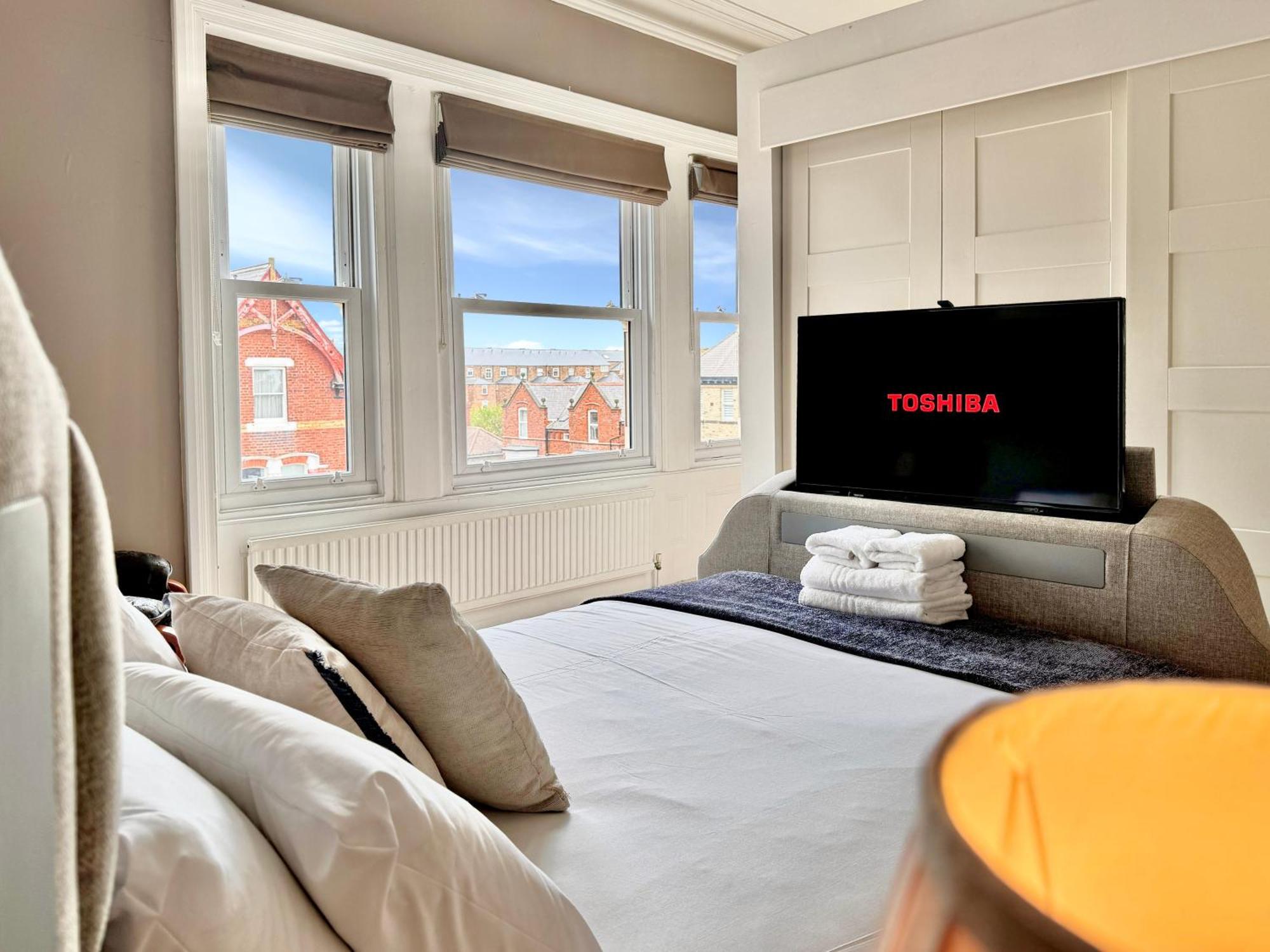 Apartment Victoria With Free Parking Скарборо Экстерьер фото